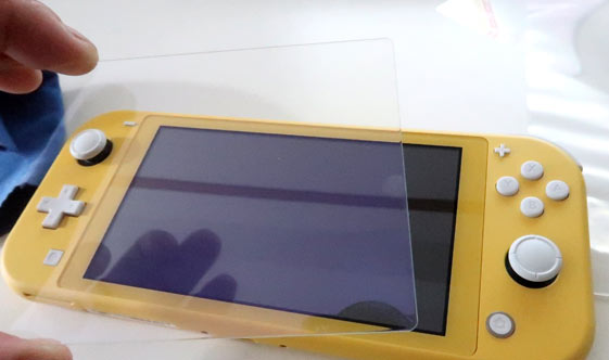 スイッチライトにオススメの液晶保護シートは 取り付け方法は簡単 Nintendo Switch Lite ニンテンドーのスイッチ野郎